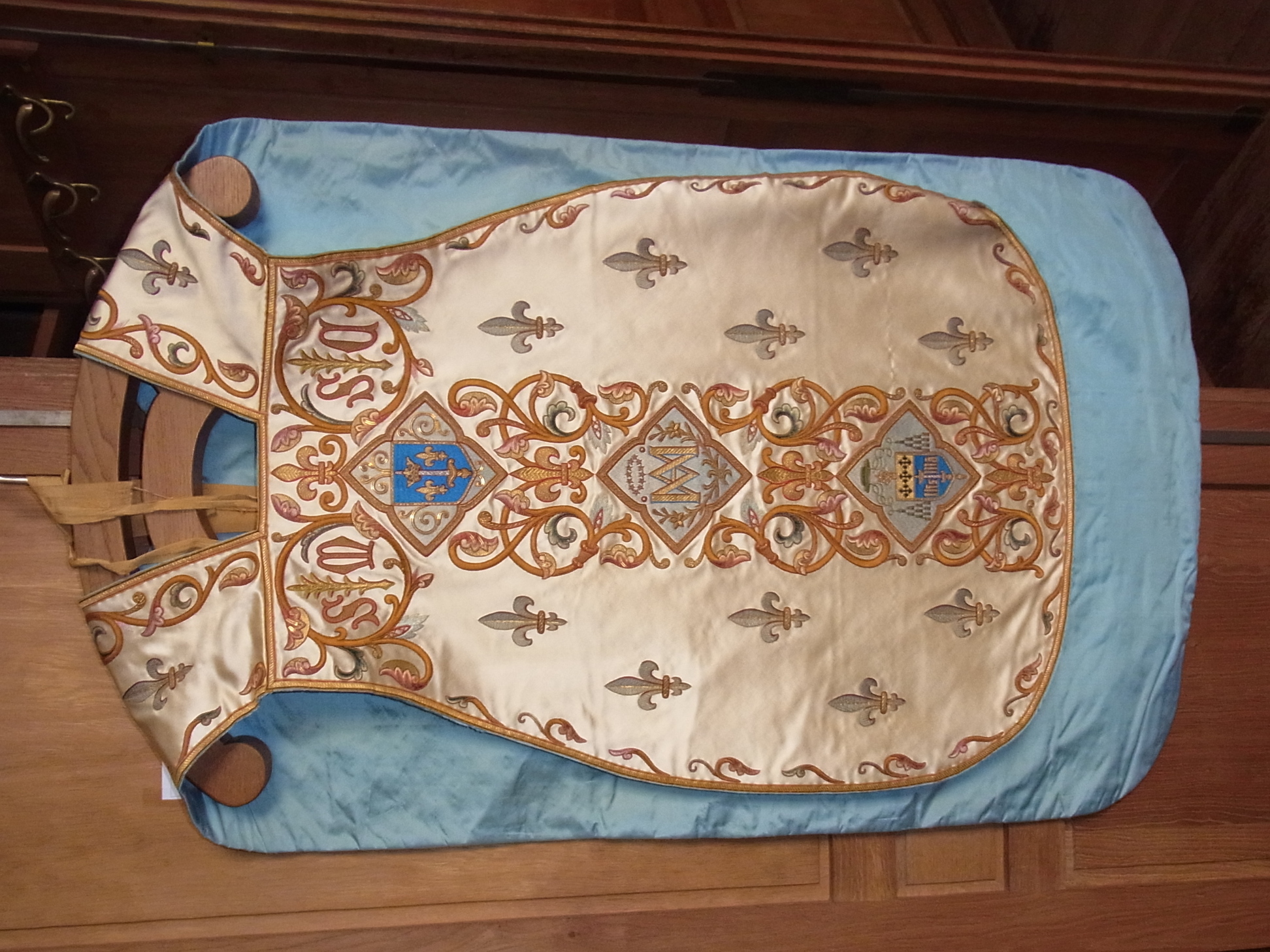 chasuble face