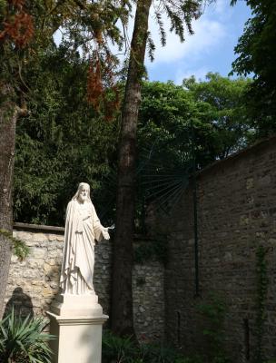 statuejesussacrecoeurjardinsolitude